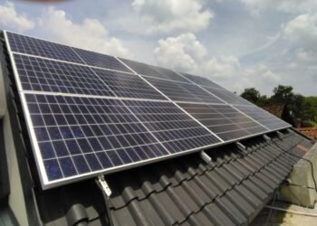 Menjaga Lingkungan dan Menghemat Biaya dengan PLTS Atap