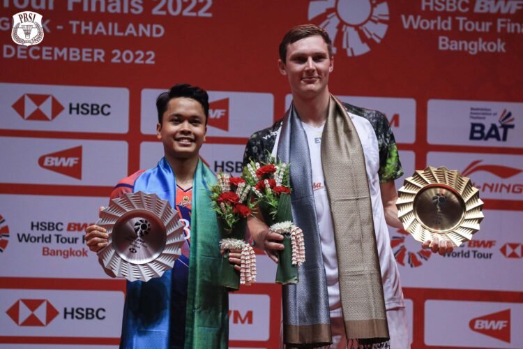 Ginting dan Axelsen di Podium BWF World Tour Finasl 2022 (Foto: PBSI)