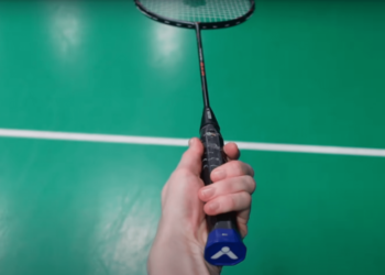 Cara Memegang Raket Badminton yang Benar (Foto: badmintonweekly.com)