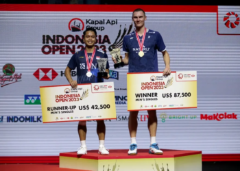 Ginting dan Axelsen di Podium Indonesia Open 2023 (Foto: PBSI)