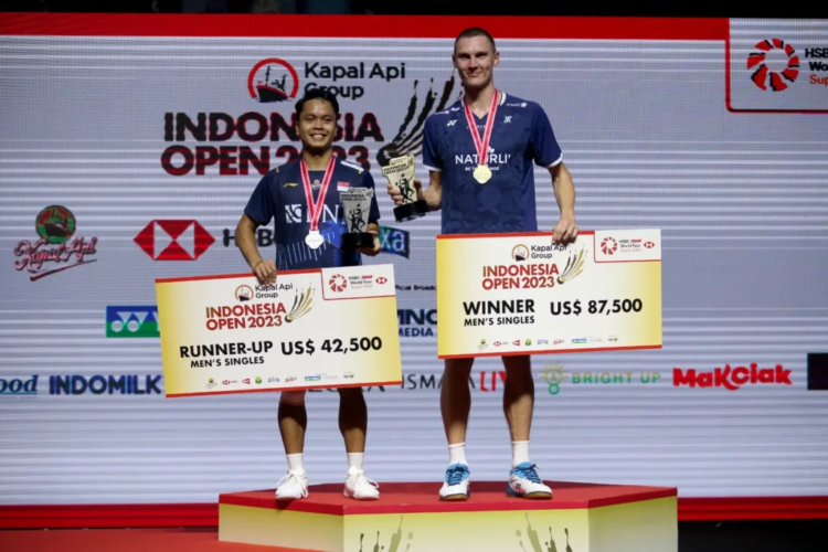 Ginting dan Axelsen di Podium Indonesia Open 2023 (Foto: PBSI)