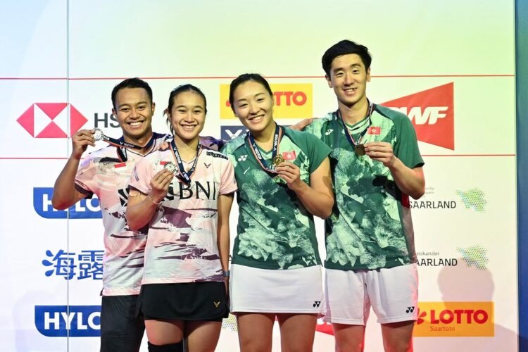 Rehan Naufal Kusharjanto/Lisa Ayu Kusumawati di Podium Hylo Open 2023 (Foto: PBSI)