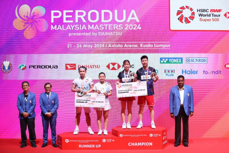 Rinov Rivaldy/Pitha Haningtyas Mentari di Podium Malaysia Masters 2024 (Foto: PBSI)