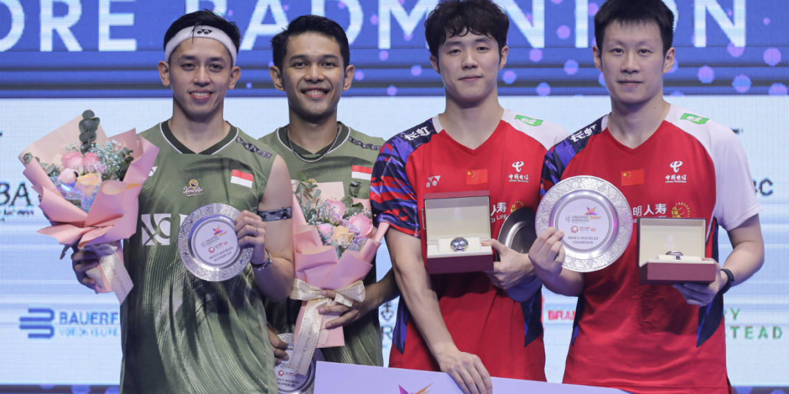 Fajar Alfian/Muhammad Rian Ardianto di Podium Singapore Open 2024 (Foto: PBSI)