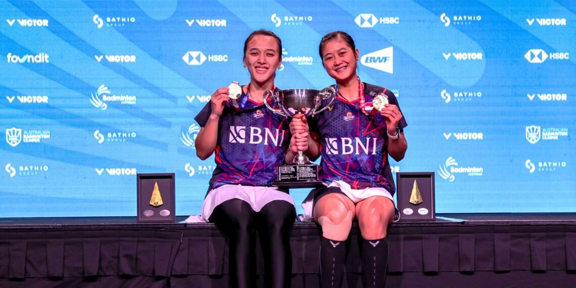 Febriana Dwipuji Kusuma/Amalia Cahaya Pratiwi di Podium Australian Open 2024 (Foto: PBSI)