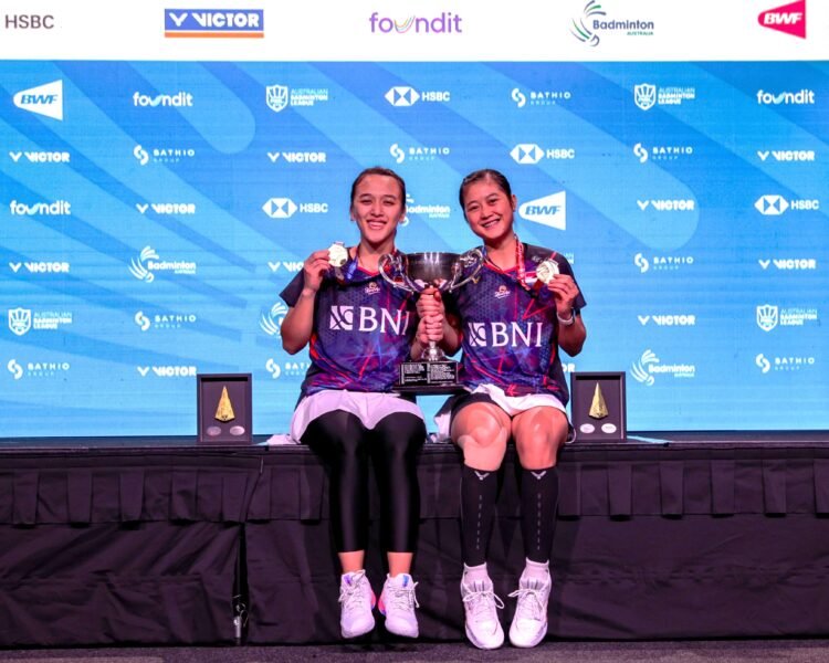 Febriana Dwipuji Kusuma/Amalia Cahaya Pratiwi di Podium Australian Open 2024 (Foto: PBSI)